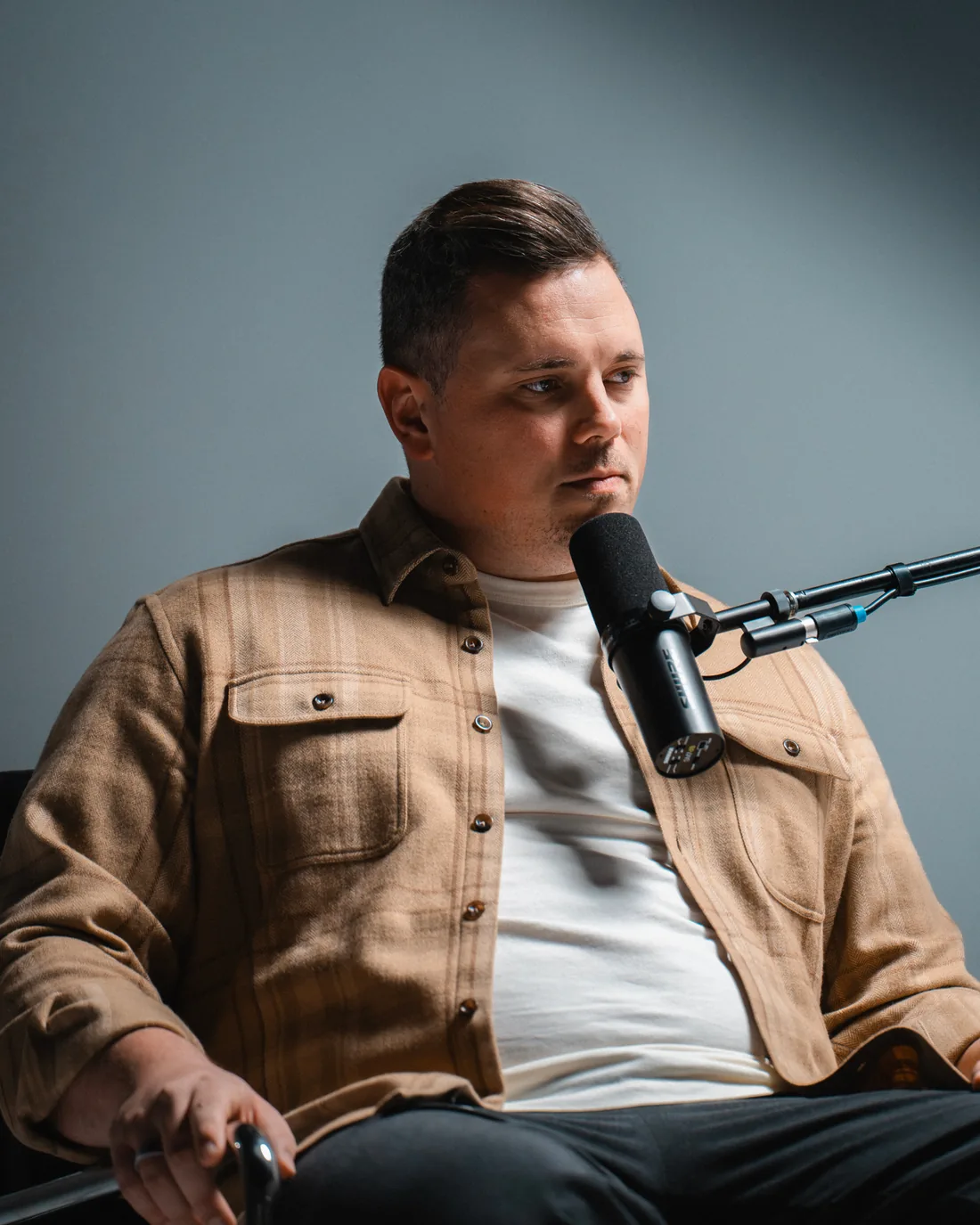 Fabian Hohmann hört im Studio zu